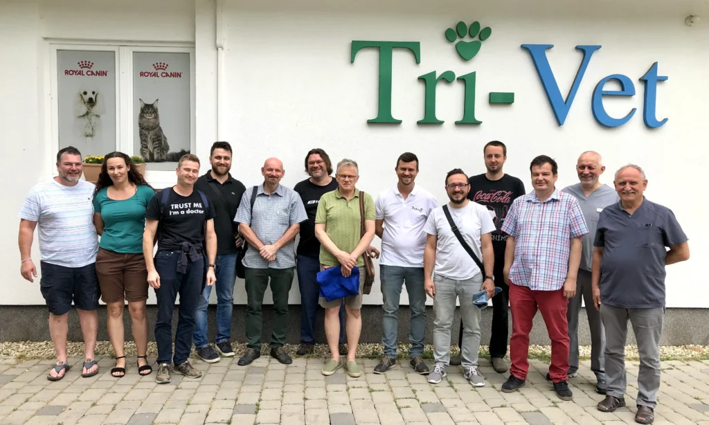 Uczestnicy przed budynkiem kliniki TriVet